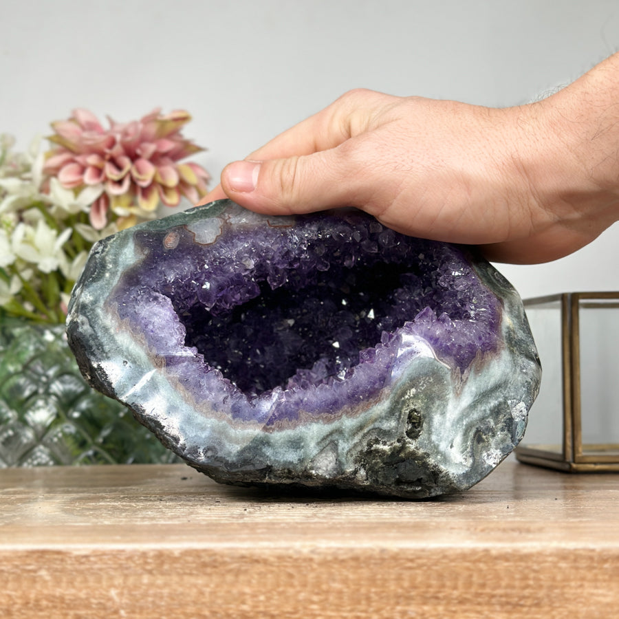 Amethyst-Geode mit Jaspis-Schale und klar definierter Kristallkammer