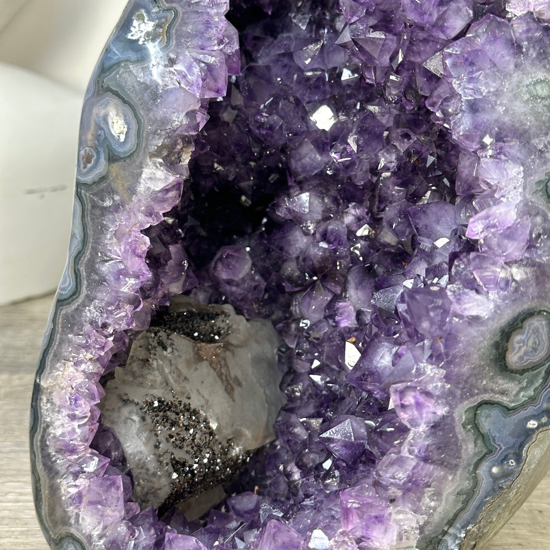 Amethyst-Geode mit kristallinen Kalzit-Einschlüssen und feinen Spitzen