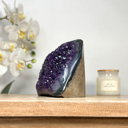 Amethyst-Druse groß mit weit geöffneter, kristallreicher Innenkammer
