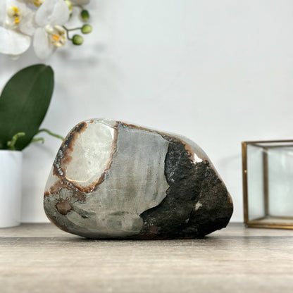 Quarz-Druzy-Geode mit fein auskristallisierter Oberfläche