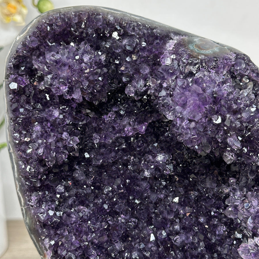 Amethyst-Kristallcluster mit frei stehender Spitzenarchitektur
