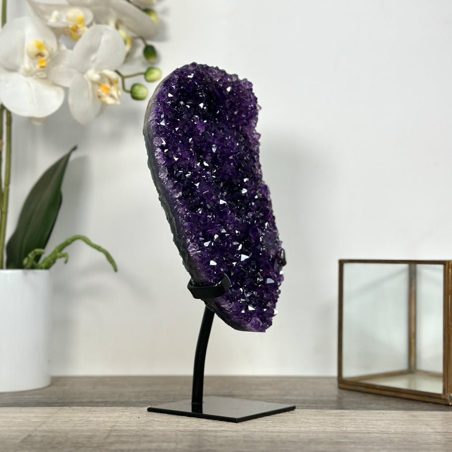 Amethyst-Kristallcluster mit ausdrucksstarker, violett-brauner Tiefenwirkung