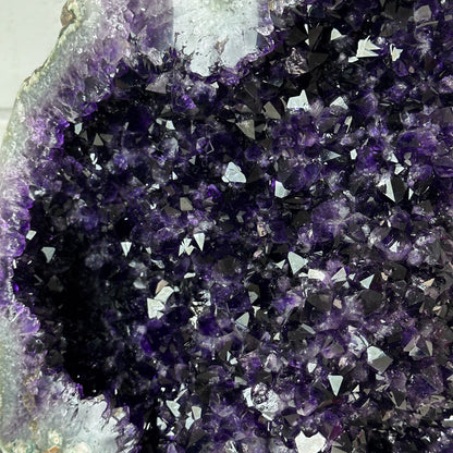Amethyst-Kristallcluster XL mit kompakt verdichteter Kristallmasse, in exklusiver Premiumqualität