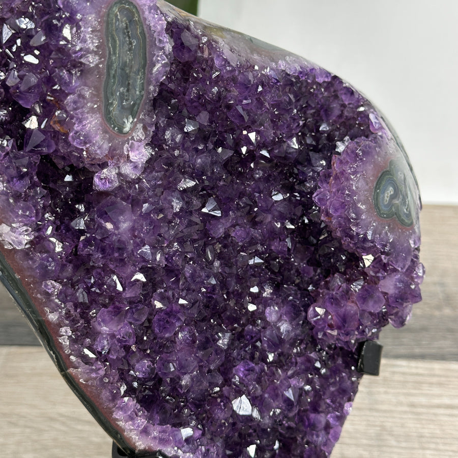 Amethyst-Kristallcluster mit weich verlaufender, violetter Farbstruktur, in hochwertiger Naturqualität