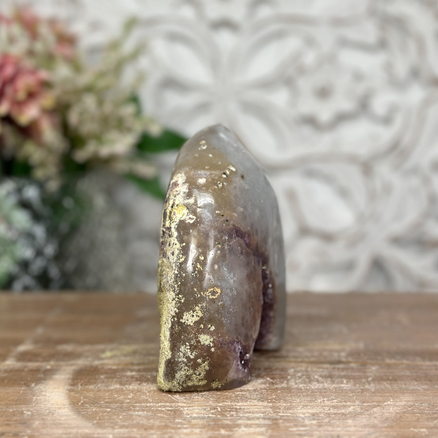 Amethyst-Quarz-Geoden-Flammenskulptur mit lebendig schimmernder Kristallfläche