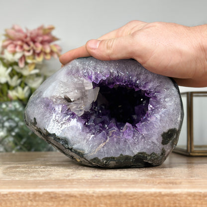 Amethyst-Achat-Geode mit plastischer Kalzitformation
