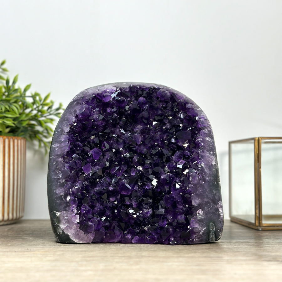Amethyst-Kathedrale mit tiefviolett schimmernder Kristallarchitektur, in ausgewählter Spitzenqualität