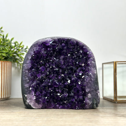 Amethyst-Kathedrale mit tiefviolett schimmernder Kristallarchitektur, in ausgewählter Spitzenqualität
