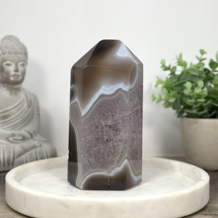 Amethyst-Achat-Obelisk mit markanter Achatbänderung, in ausgewählter Spitzenqualität