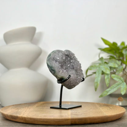 Bergkristall-Herzskulptur mit kristallklarer, prismatischer Quarzstruktur