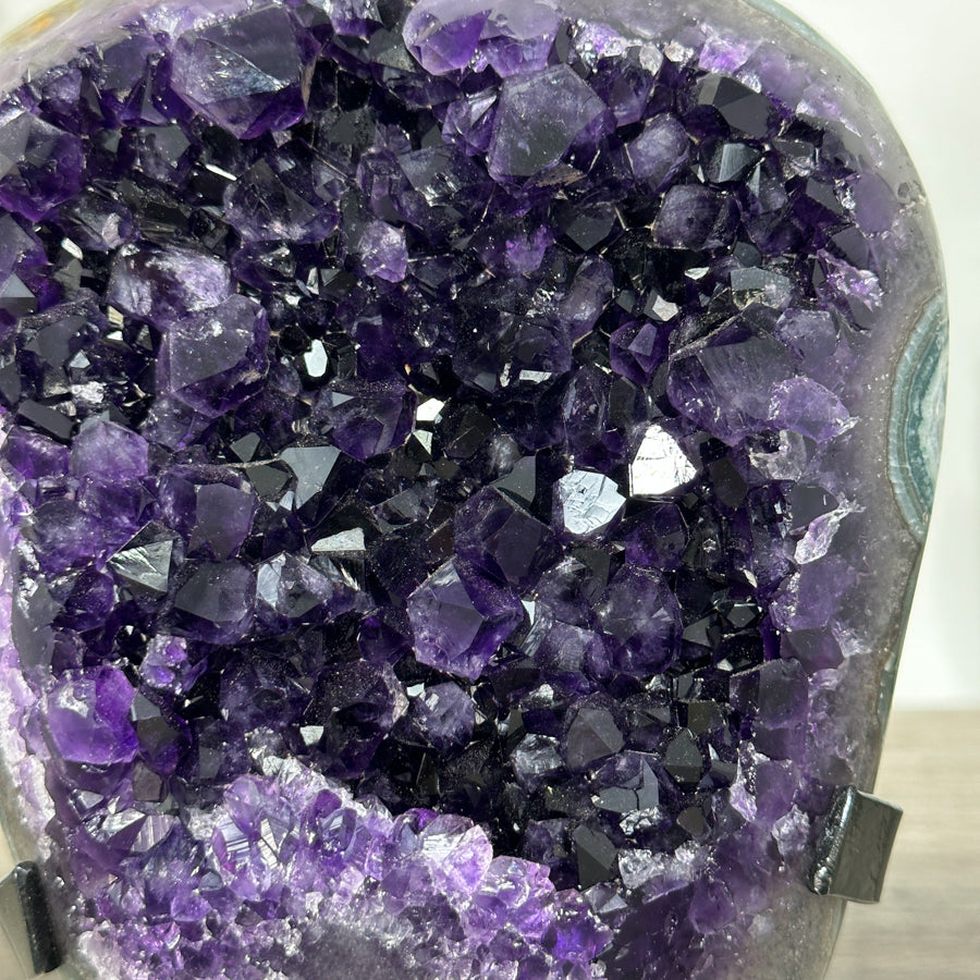 Amethyst-Cluster mit satt dunkelvioletter, kompakter Kristallstruktur