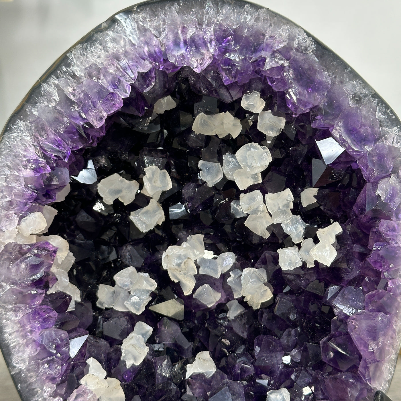 Amethyst-Geode mit klar ausgebildeter Kalzitstruktur und differenzierter Kristallbildung