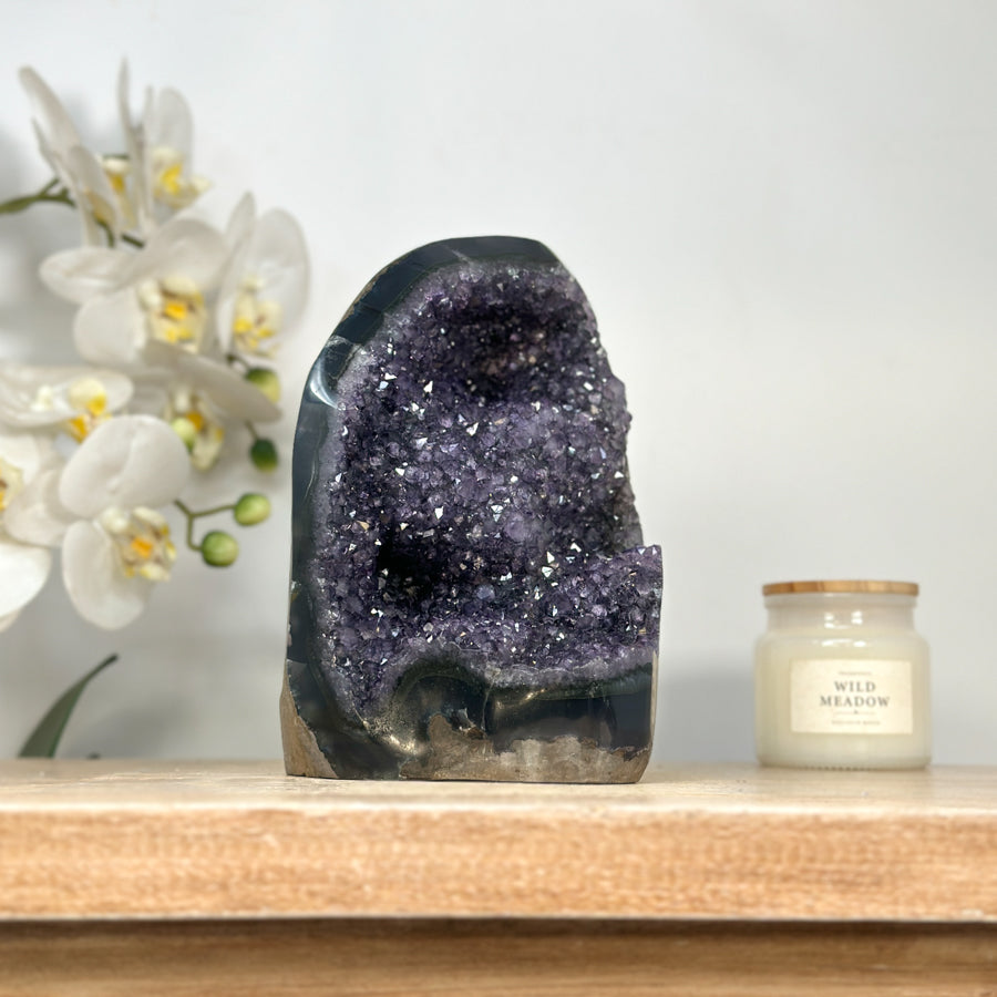 Amethyst-Kathedrale mit Achat-Matrix und klar definierter Kristallstruktur