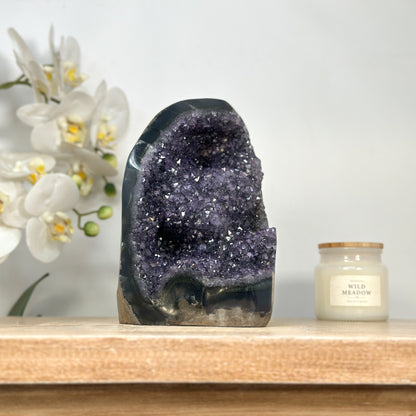 Amethyst-Kathedrale mit Achat-Matrix und klar definierter Kristallstruktur