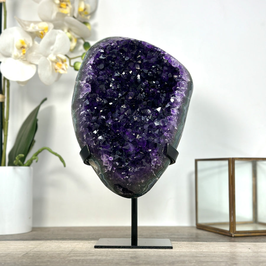 Amethyst-Kristallcluster mit tief gesättigter, violetter Farbzone