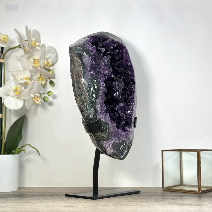 Amethyst-Kristall XL mit monumentaler Präsenz und tiefvioletten Schattierungen