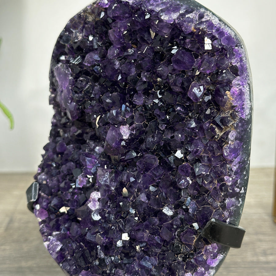 Amethyst-Geode mit intensiv tiefvioletter Kristallzone