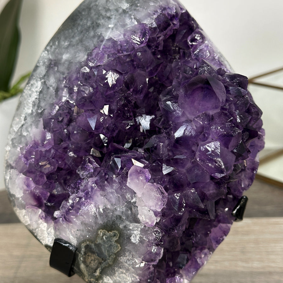 Amethyst-Geodencluster mit kontrastierender Quarz-Matrix