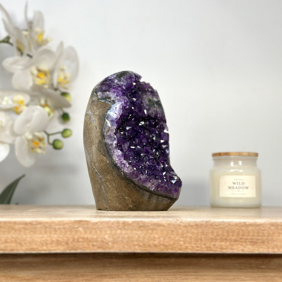 Amethyst-Druse mit großkristalliner, tiefvioletter Kristallstruktur