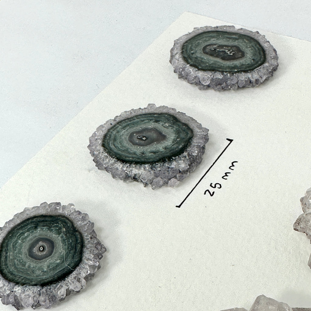 Amethyst-Jaspis-Stalaktiten-Scheiben mit konzentrischer Mineralstruktur