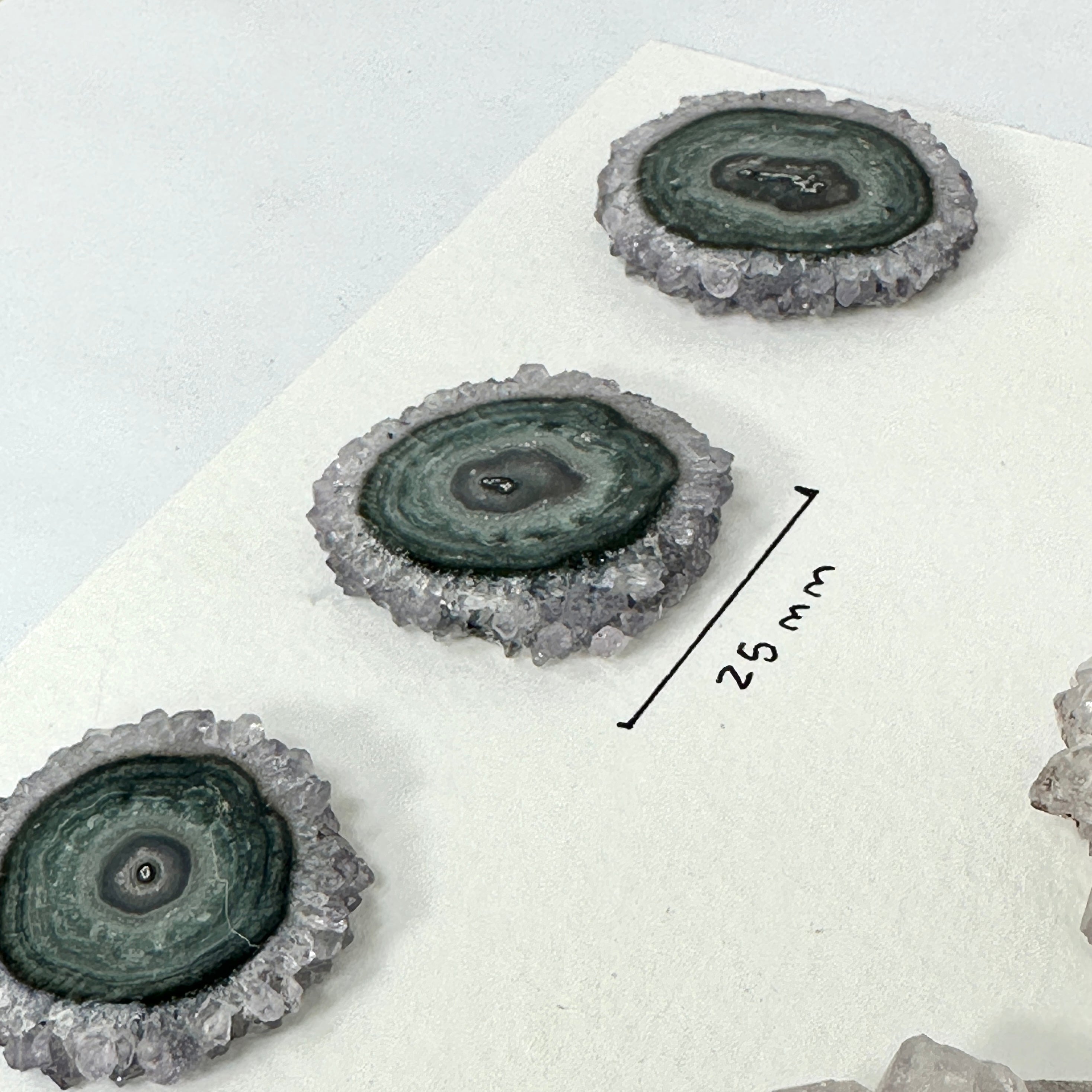 Amethyst-Jaspis-Stalaktiten-Scheiben mit konzentrischer Mineralstruktur