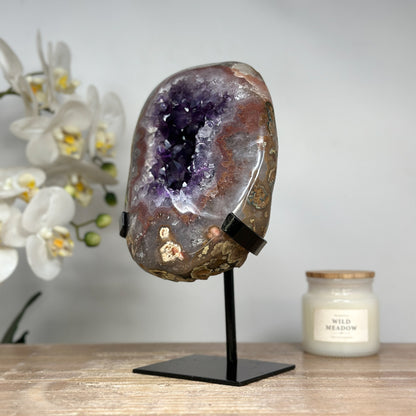 Amethyst-Geode mit markanter Quarzschale