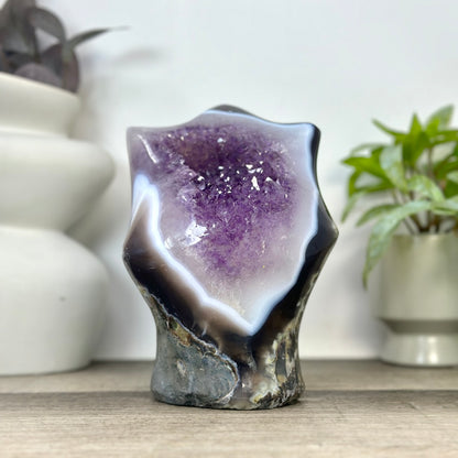 Amethyst-Skulptur mit einzigartiger Kristallarchitektur und Quarz-Einschlüssen