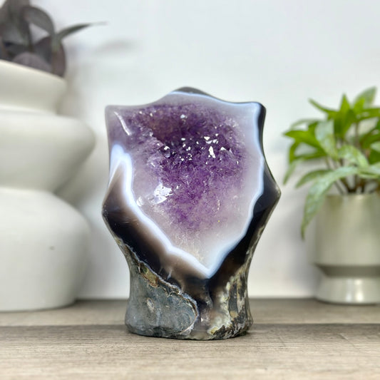 Amethyst-Skulptur mit einzigartiger Kristallarchitektur und Quarz-Einschlüssen