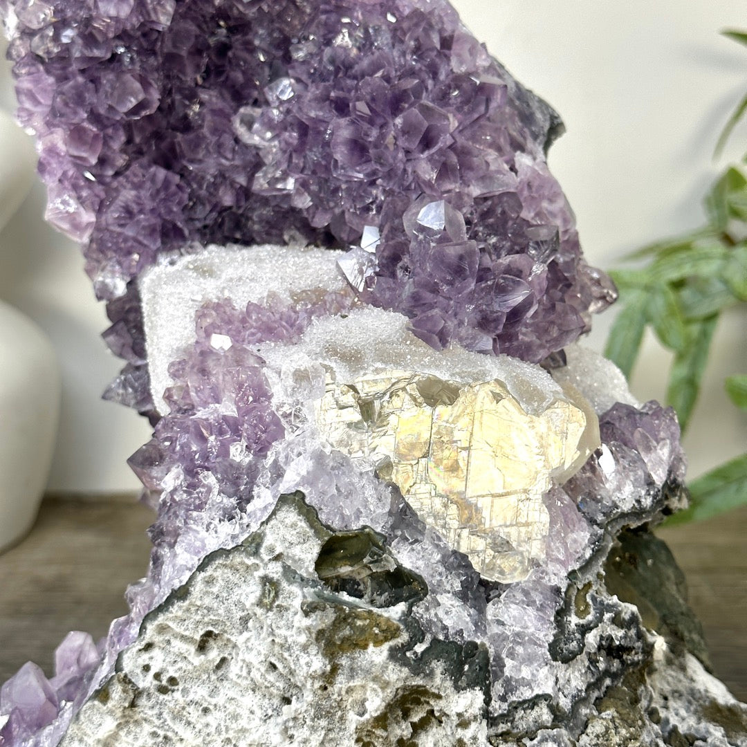 Amethyst-Kathedrale mit dichter Zuckerkristall-Beschichtung und feiner Kalzitbildung