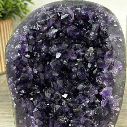 Amethyst-Kathedrale groß mit intensiv ausgeprägter, tiefvioletter Kristallkammer