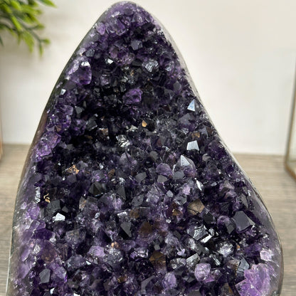 Amethyst-Kathedrale mit tiefvioletter Kristallfläche in hochwertiger Naturqualität