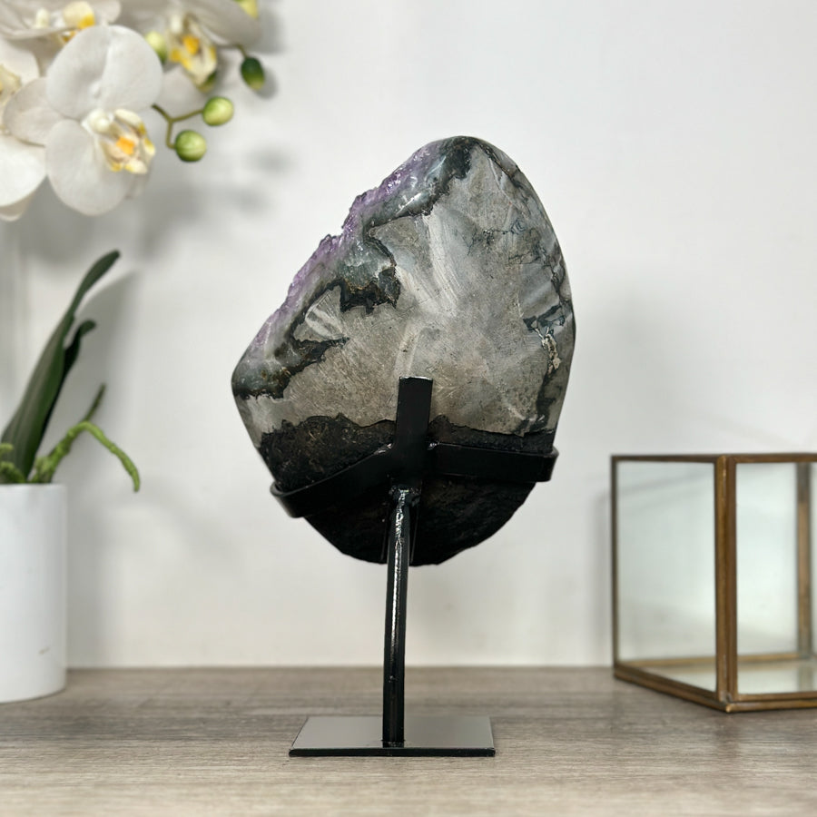 Amethyst-Geode mit weich verlaufender, violetter Innenstruktur
