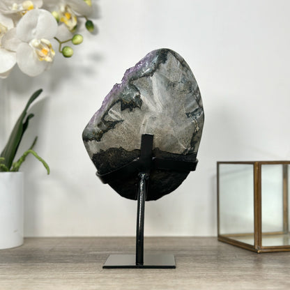 Amethyst-Geode mit weich verlaufender, violetter Innenstruktur