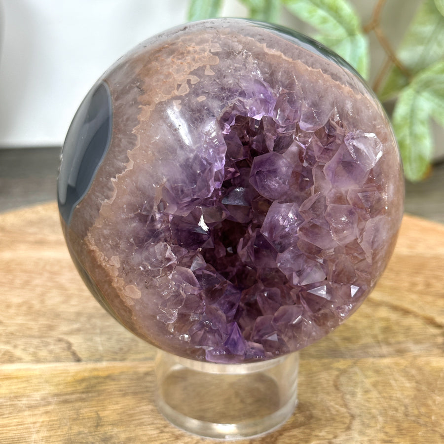 Amethyst-Achat-Steinkugel mit Druzy-Struktur und klarer Kristallbildung