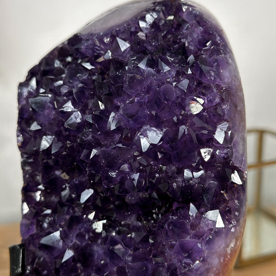 Amethyst-Kristallcluster mit kompakter Kristalllandschaft
