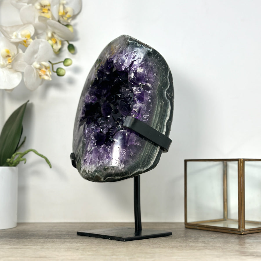 Amethyst-Geode XL mit großflächiger, tiefvioletter Kristallzone, in ausgewählter Spitzenqualität