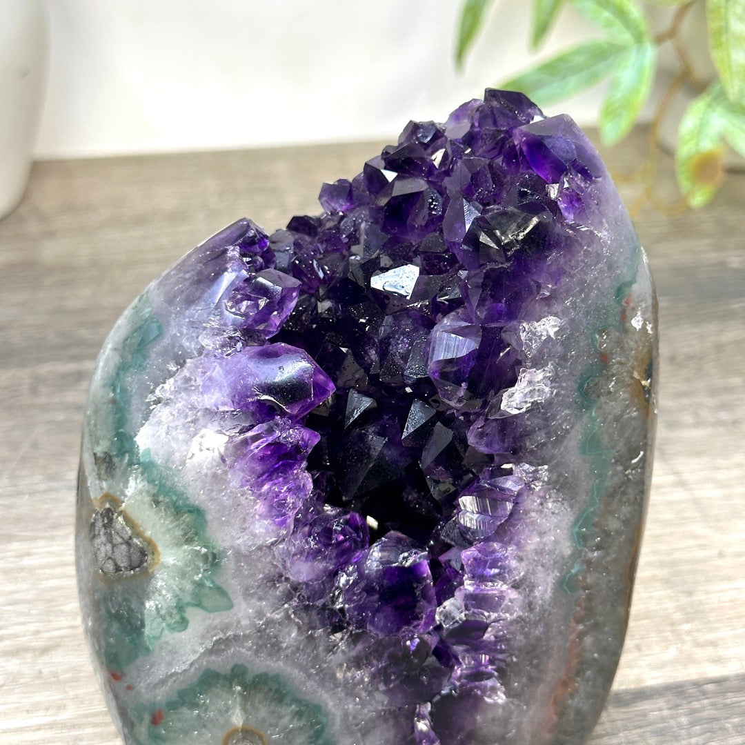 Amethyst-Druse mit natürlicher tiefvioletter Kristallstruktur