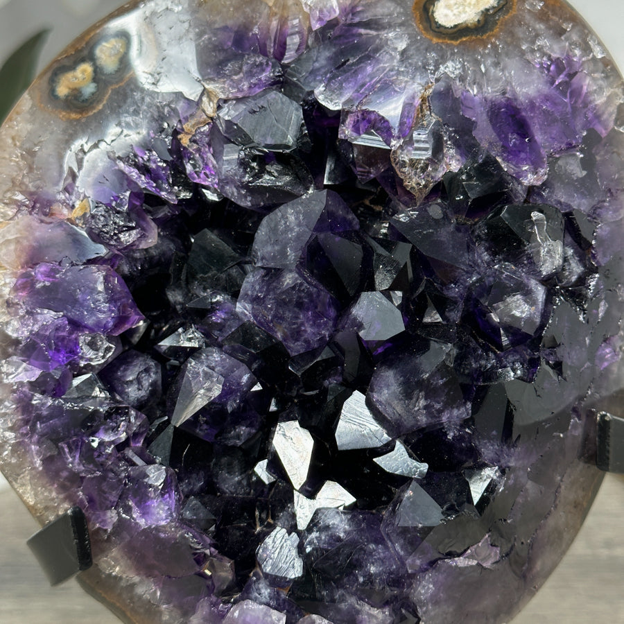 Amethyst-Kristallcluster mit lebendig strukturierter Oberfläche