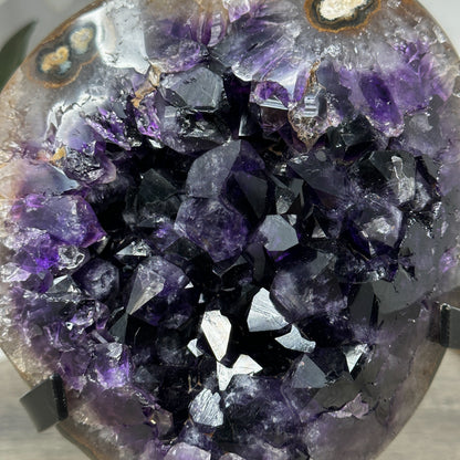 Amethyst-Kristallcluster mit lebendig strukturierter Oberfläche