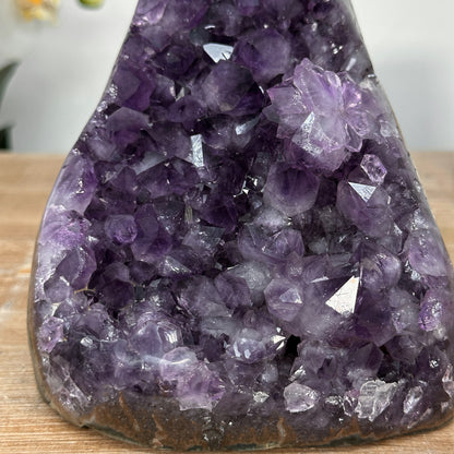 Amethyst-Druse mit dicht gewachsener Kristallfläche und violetten Kristallspitzen