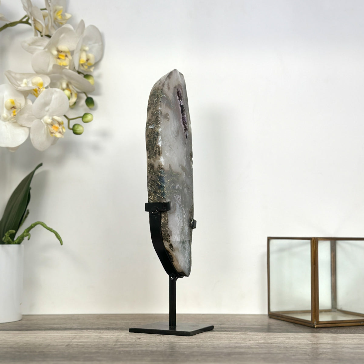 Quarz-Amethyst-Steinplatte mit vielschichtiger kristalliner Struktur