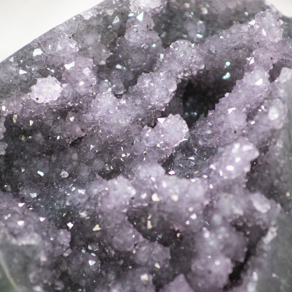 Amethyst-Geode mit fein ausgeprägter Mikro-Stalaktitenbildung