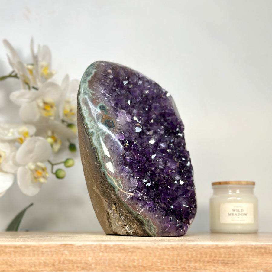 Amethyst-Kathedrale mit grüner Jaspis-Schale und strukturierter Kristallbildung