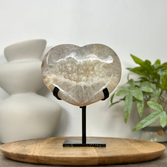 Quarz-Herzskulptur mit klar definierter, lichtreflektierender Kristallstruktur