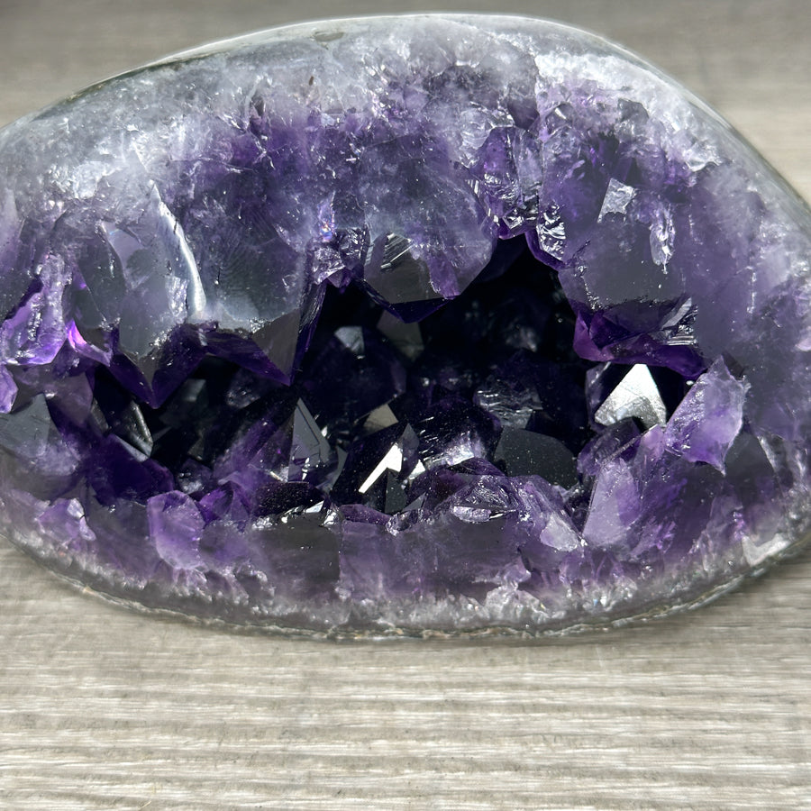 Amethyst-Geode mit großflächiger, tiefvioletter Kristallarchitektur