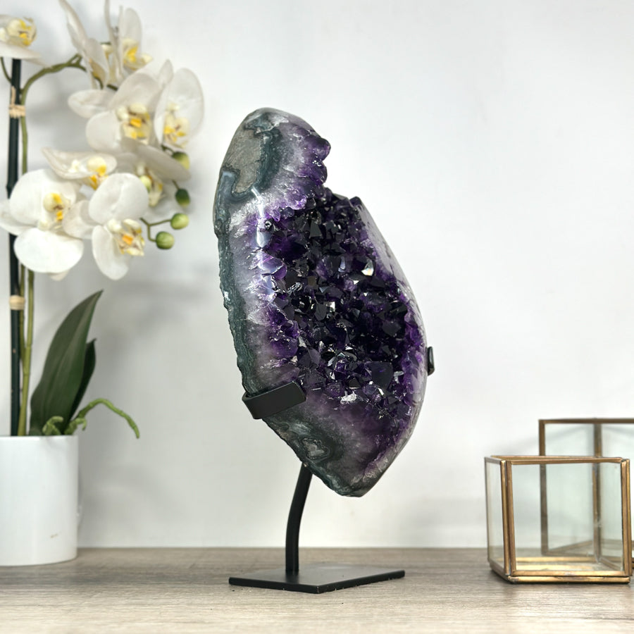 Amethyst-Kristallcluster mit intensiv dunkler Purpurzone