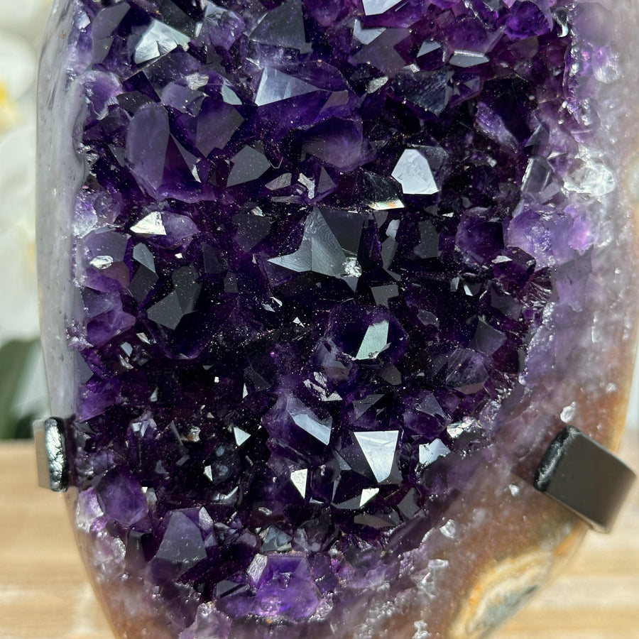 Amethyst-Kristallcluster mit wunderschöner Jaspis-Schale