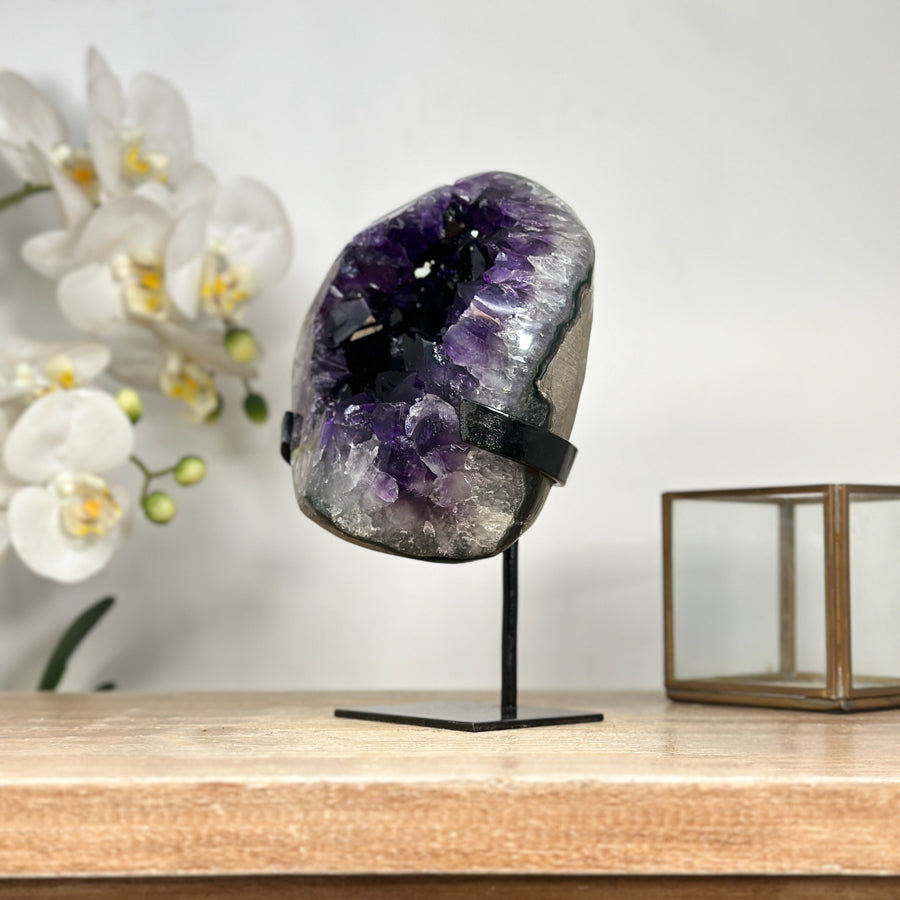 Amethyst-Geode mit großkristalliner, tiefvioletter Oberfläche