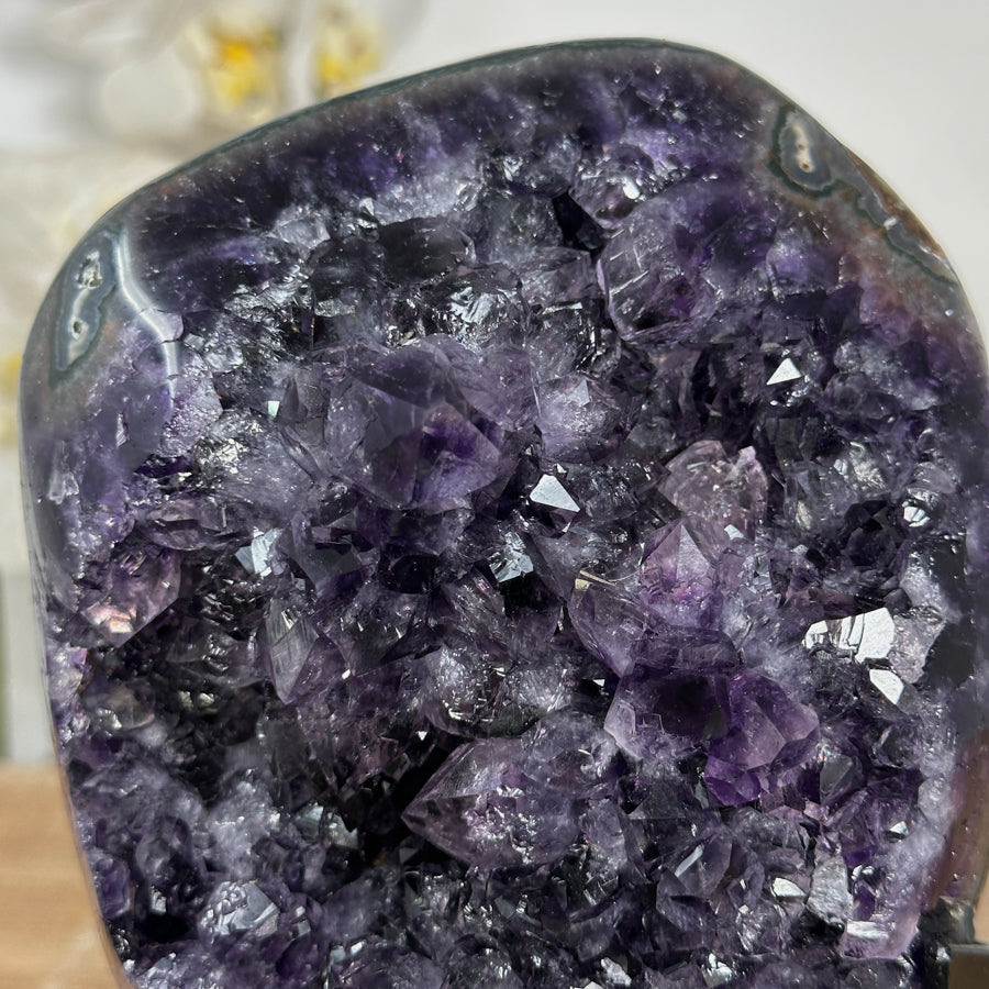 Amethyst-Kristall mit ausgewogener Spitzenbildung, in hochwertiger Naturqualität