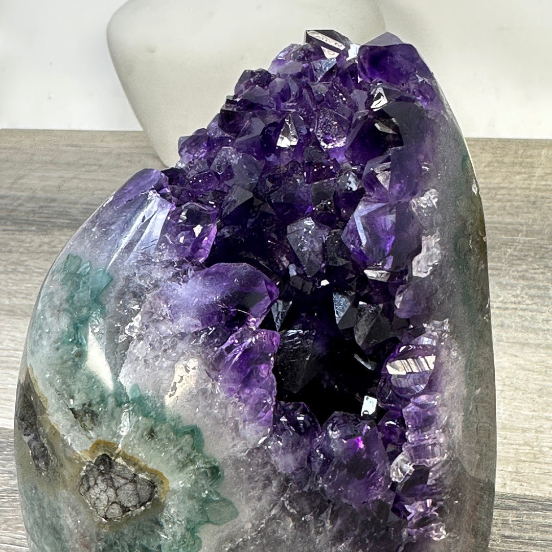 Amethyst-Druse mit natürlicher tiefvioletter Kristallstruktur